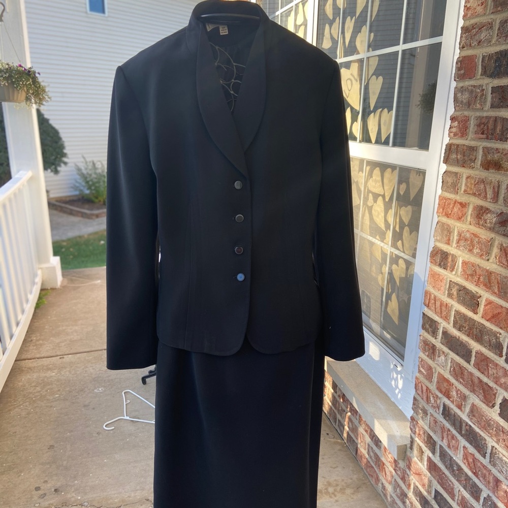 BLACK TWO PIECE SOFT SUIT BLAZER AND SKIRT